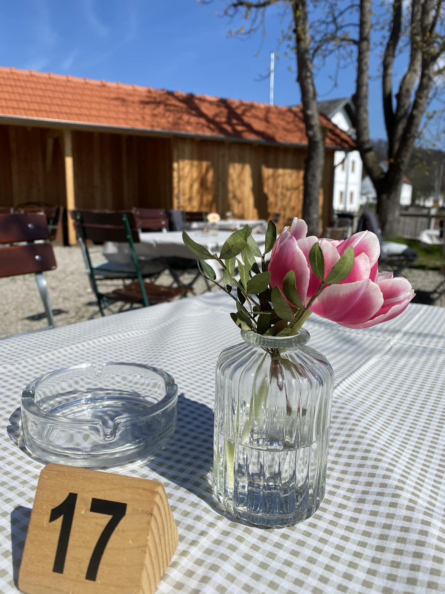 Unser gemütlicher Biergarten in Perach.